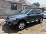 Volkswagen Touareg 2005 года за 3 600 000 тг. в Алматы – фото 2