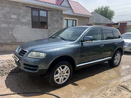 Volkswagen Touareg 2005 года за 3 600 000 тг. в Алматы – фото 2