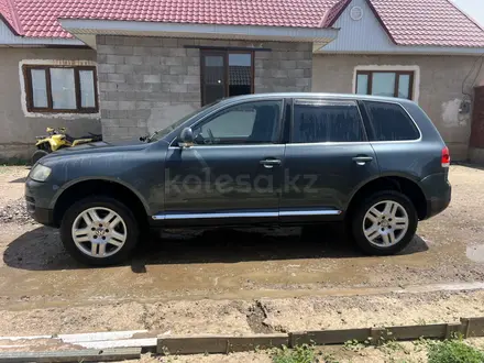 Volkswagen Touareg 2005 года за 3 600 000 тг. в Алматы – фото 3