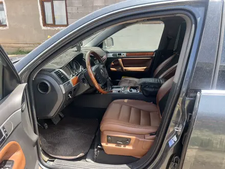 Volkswagen Touareg 2005 года за 3 600 000 тг. в Алматы – фото 9