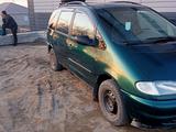 Volkswagen Sharan 1998 годаүшін2 200 000 тг. в Актобе