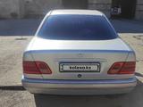 Mercedes-Benz E 200 1997 годаүшін2 300 000 тг. в Темиртау – фото 2