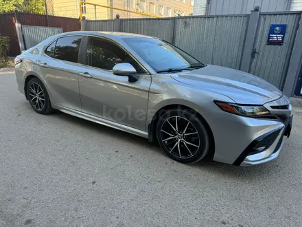 Toyota Camry 2021 года за 12 500 000 тг. в Актобе – фото 4