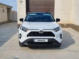 Toyota RAV4 2022 года за 18 900 000 тг. в Актау – фото 2