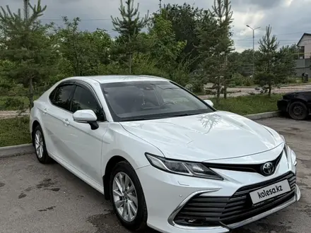 Toyota Camry 2023 года за 14 250 000 тг. в Алматы