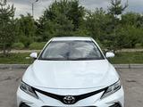 Toyota Camry 2023 года за 15 900 000 тг. в Алматы – фото 2