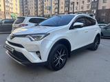 Toyota RAV4 2019 года за 11 200 000 тг. в Атырау