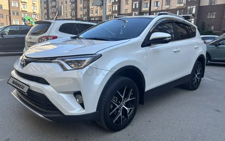 Toyota RAV4 2019 года за 11 200 000 тг. в Атырау