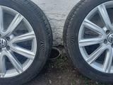 Диски r 18 j8 et 39.245x45. Оригинал, серебро, плюс шины Michelin липучкаүшін220 000 тг. в Новоишимский – фото 2