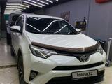 Toyota RAV4 2017 годаfor13 500 000 тг. в Атырау