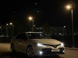Toyota Camry 2018 года за 11 490 000 тг. в Астана – фото 2