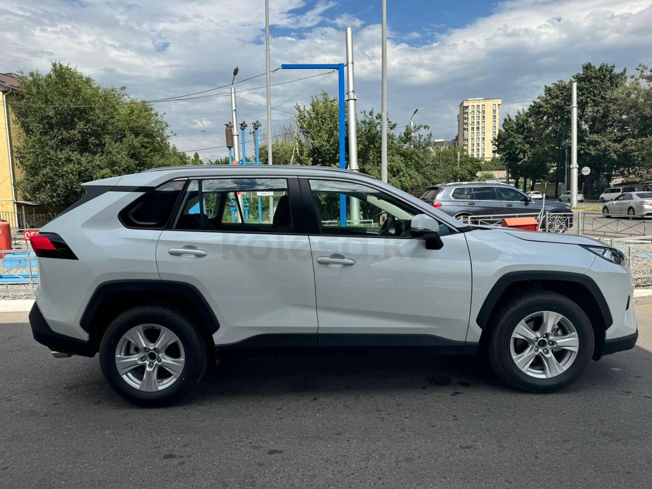 Toyota RAV4 2024 г.