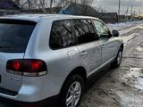 Volkswagen Touareg 2008 годаfor6 700 000 тг. в Костанай – фото 4