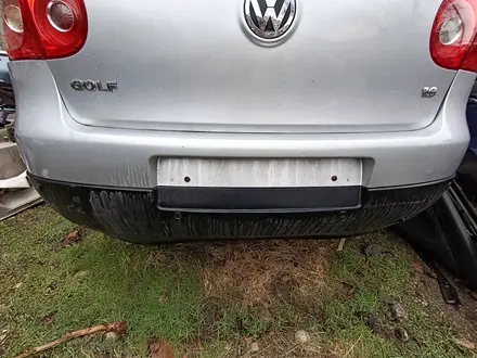 Бампер задний для Volkswagen Golf 5 за 40 000 тг. в Тараз