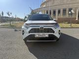 Toyota RAV4 2021 года за 18 000 000 тг. в Атырау – фото 2