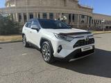 Toyota RAV4 2021 года за 18 000 000 тг. в Атырау