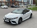 Toyota Camry 2022 года за 14 000 000 тг. в Алматы