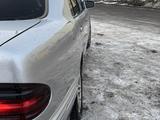 Mercedes-Benz E 260 2000 года за 2 800 000 тг. в Караганда – фото 2