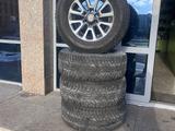 Шины с дисками, в хорошем состояний, Nokian Hakkapelita за 400 000 тг. в Астана – фото 3