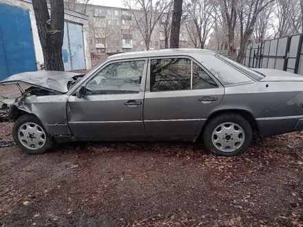 Mercedes-Benz E 200 1992 года за 600 000 тг. в Караганда – фото 3