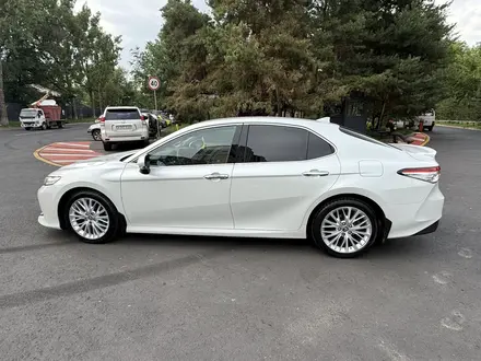 Toyota Camry 2019 года за 14 500 000 тг. в Алматы – фото 15