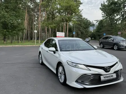 Toyota Camry 2019 года за 14 500 000 тг. в Алматы – фото 2