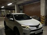 Toyota RAV4 2017 года за 11 400 000 тг. в Астана – фото 2