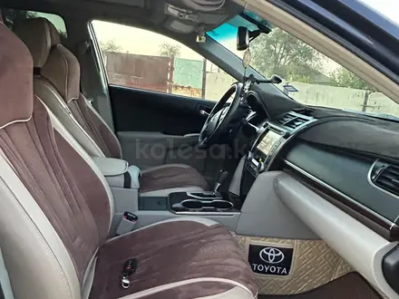 Toyota Camry 2014 года за 6 200 000 тг. в Атырау – фото 10