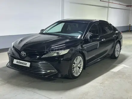 Toyota Camry 2020 года за 13 900 000 тг. в Актау