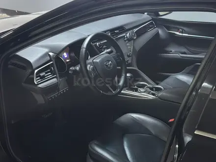 Toyota Camry 2020 года за 13 900 000 тг. в Актау – фото 7