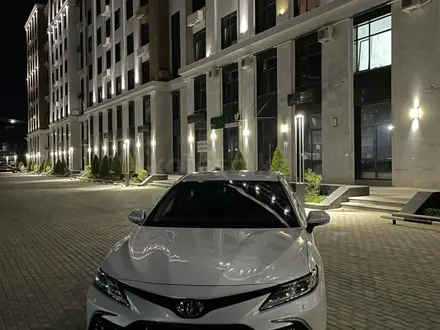 Toyota Camry 2021 года за 18 500 000 тг. в Актау