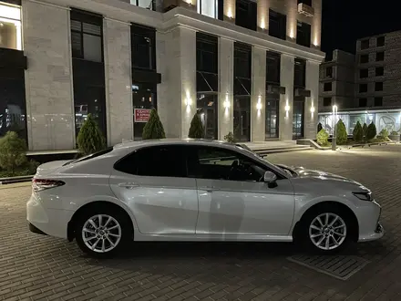 Toyota Camry 2021 года за 18 500 000 тг. в Актау – фото 4