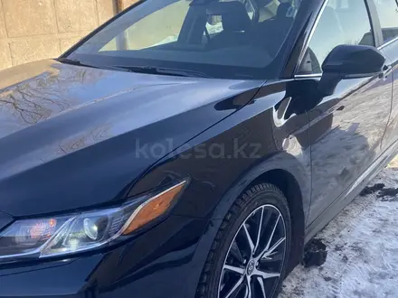 Toyota Camry 2023 года за 15 500 000 тг. в Астана – фото 2