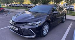 Toyota Camry 2021 года за 14 350 000 тг. в Астана – фото 2