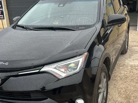 Toyota RAV4 2018 года за 9 700 000 тг. в Уральск – фото 2