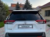 Toyota RAV4 2020 года за 18 500 000 тг. в Актобе – фото 4