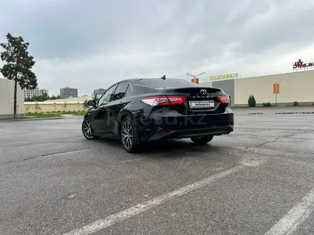 Toyota Camry 2021 года за 16 800 000 тг. в Алматы – фото 2
