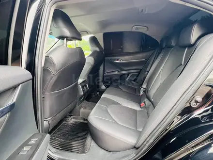 Toyota Camry 2021 года за 16 800 000 тг. в Алматы – фото 4