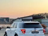 Ford Explorer 2015 года за 8 800 000 тг. в Уральск – фото 2