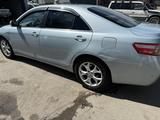 Toyota Camry 2006 года за 3 000 000 тг. в Бишкек – фото 2