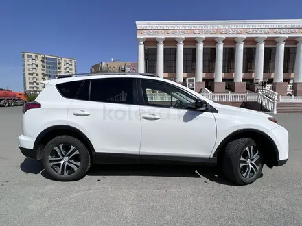 Toyota RAV4 2017 года за 10 500 000 тг. в Атырау – фото 3