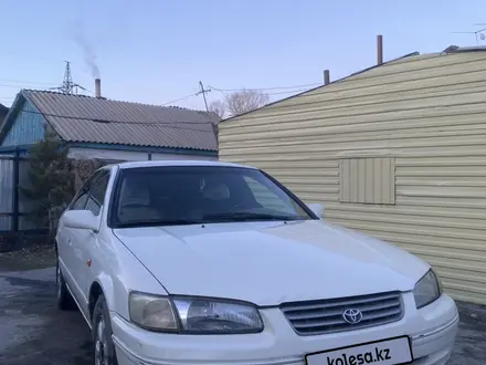 Toyota Camry 1998 года за 3 300 000 тг. в Семей – фото 2