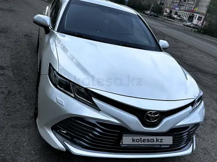 Toyota Camry 2018 года за 14 500 000 тг. в Усть-Каменогорск – фото 2