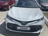 Toyota Camry 2018 года за 14 500 000 тг. в Атырау – фото 2