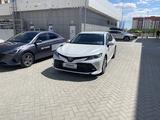 Toyota Camry 2018 года за 14 900 000 тг. в Атырау – фото 4