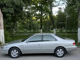 Toyota Camry 2000 года за 6 500 000 тг. в Шымкент – фото 2