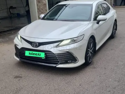 Toyota Camry 2022 года за 15 500 000 тг. в Актау – фото 2