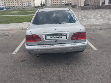 Mercedes-Benz E 230 1996 года за 1 800 000 тг. в Тараз – фото 2