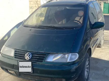 Volkswagen Sharan 1997 годаүшін1 300 000 тг. в Жанаозен