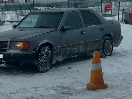 Mercedes-Benz E 260 1991 года за 800 000 тг. в Астана – фото 3